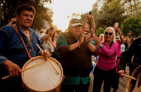 El Indio Froilán y Tere Castronuovo: “Despierta Tierra al son de los bombos y marcha”.
